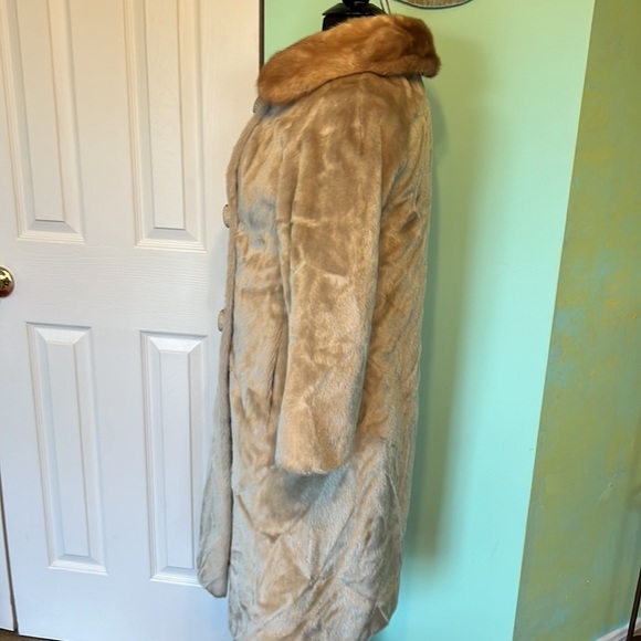BEAUTIFUL Vintage Blum Brothers Fur Coat - Picture 4 of 9